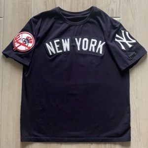 Men’s New York Yankees Pro Standard Navy Team Logo T-Shirt.